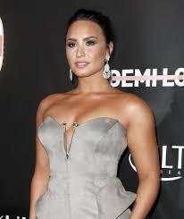 If you're familiar with demi lovato these days, you know she's all about being confident —a quality as a teenager, lovato got her start on the disney channel on the short series as the bell rings. Popstar Demi Lovato 25 Mit 17 Kokste Ich Beim Disney Channel Leute Bild De