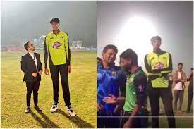 Fitra fitra kitna dena chahiye fitra kis par wajib hai fitra kisko dena chahiye fitra 2019 foi. Meet Pakistan S New Tallest Bowler Who Stands 7 Feet 4 Inch High