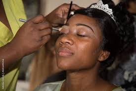 wedding black makeup artist making a