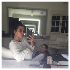 kim kardashian posts no makeup selfie