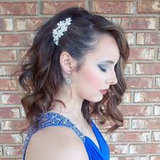 With so many styles to choose from, things can get a little overwhelming. 32 Cutest Prom Hairstyles For Medium Length Hair For 2021