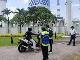 Overlooking the garden of islamic arts is the magnificent sultan salahuddin abdul aziz shah mosque, the state mosque of selangor. Some Turned Up To Perform Friday Prayers At Shah Alam Mosque Turned Away