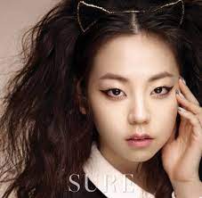 sohee poses for cat eye makeup