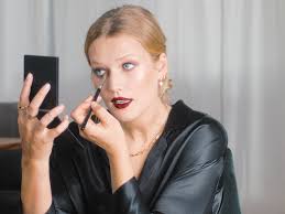 model toni garrn shows us her make up