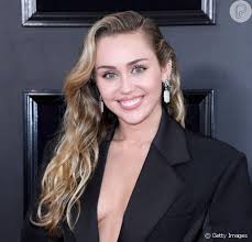 Miley ray cyrus, урождённая де́стини хо́уп са́йрус (англ. Miley Cyrus Usa Terninho Decotado E Esbanja Elegancia No Grammy 2019 Purepeople