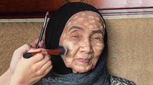 old woman changes after she puts makeup