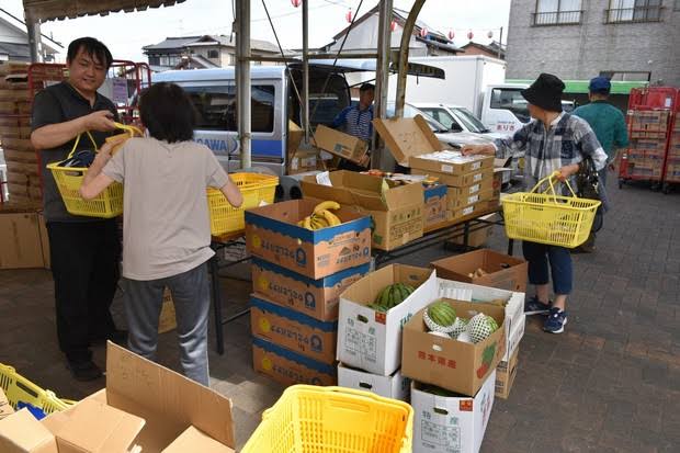 Disaster-hit supermarket offers supplies from tent in Kumamoto Pref. - The Mainichi