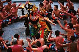 Uniknya, tari kecak dilakukan oleh sekelompok orang dan tanpa diiringi oleh alunan musik. The Kecak Fire Dance At Uluwatu Temple Bali Indonesia Gambar Budaya Objek Gambar