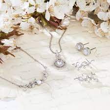pearl vine jewellery set in a gift box