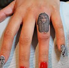 Tatuaje de escarabajo egipcio tatuajes egipcios de letras los tatuajes de símbolos egipcios representan complejas historias y entramados simbólicos. Pin En Tatoos