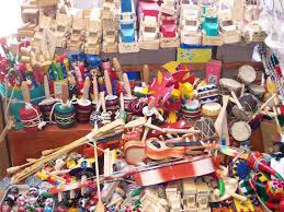 En cualquier mercado de artesanías de méxico podemos encontrar los tradicionales juguetes mexicanos, pero ¿hace cuánto no juegas con uno de ellos? Juguete Wikipedia La Enciclopedia Libre