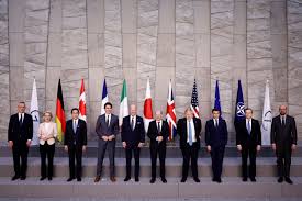 49) G7 leaders take family photo ahead of emergency summit