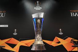 La uefa presentó el trofeo que se entregará al ganador de la recién creada conference league, el nuevo torneo de clubes en europa. Europa League Si Ricomincia Sportnews