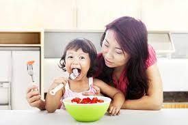 Bạn cần biết gì khi cho trẻ 2 tuổi ăn? • Hello Bacsi
