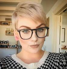 Best hairstyles for round faces with short necks, and long round female faces! Very Short Pixie Haircuts For Round Faces 15