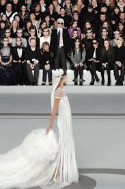 Maniche lunghe erano uno stile comune abito, in coordinamento con l'aspetto conservativo dei colli alti. Le Spose Di Chanel Dagli Anni Ottanta A Oggi Tutti I Favolosi Abiti Da Matrimonio Firmati Da Karl Lagerfeld