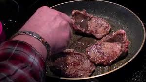 Reduce heat slightly and cook steak. Pan Fry Steak 4 Oz Chuck Steaks W Caramelised Onions Yum Youtube