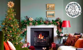 Highlight your beautiful china and christmas accessories with these picture perfect snowflakes and holiday comics. 27 Christmas Living Room Decorating Ideas To Get You In The Festive Spirit