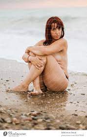 Nackte Frau sitzt in der Nähe von Meereswellen - ein lizenzfreies Stock  Foto von Photocase