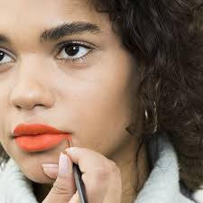 how to apply put on lipstick the right