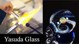 宇宙のようなガラス細工の制作風景 【Yasuda Glass】ガラスの小宇宙 オパールペンダント - YouTube