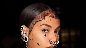 how to wear givenchy s face jewelry off