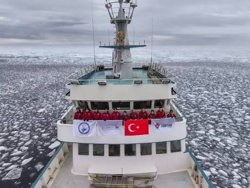 TÜBİTAK koordinasyonundaki 6'ncı Ulusal Arktik Bilimsel Araştırma Seferi heyeti, 81 derece kuzey enlemine ulaştı. 12 kişilik uluslararası ekibin iklim krizi ve çevre alanlarında 12 kritik proje yürüttüğünü açıkladı.