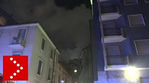 10 mezzi dei pompieri al lavoro. Milano Incendio In Palazzo Tra Via Washington E Via Sirte A Fuoco Tetto Youtube