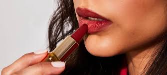 apply lipstick and prevent bleeding