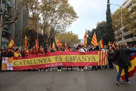 La resistencia con banderas de España obliga al separatismo a retroceder |  Lasvocesdelpueblo