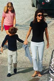 As the side by side photo above details with both jackie. Jackie Kennedy Ihre Stil Regeln Sind 2020 Wieder Modetrends