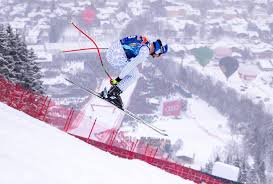 Die streif ist eine skirennstrecke oberhalb von kitzbühel in österreich und seit 1937 schauplatz der internationalen hahnenkammrennen. Abfahrt In Kitzbuhel So Sehen Die Hahnenkamm Rennen Auf Der Streif Heute Live Im Tv Web De