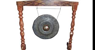 Alat musik ini biasanya hanya dimainkan dalam sekali dalam setahun di keraton yogyakarta dan surakarta yaitu gambar alat musik gong. Alat Musik Gong Besar