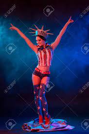 ストリップ ダンサーのポーズのステージ衣装の若い女性の写真素材・画像素材 Image 77293799