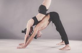 Easy partner vous permet de laisser exprimer votre talent et. Partner Yoga Poses For Two Or Three People Beginners Guide