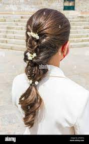 Jeune fille avec une coiffure de tresse ou de tresse, cheveux longs dans  une cérémonie de mariage Photo Stock - Alamy