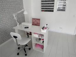 how to choose a manicure table that
