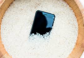What to do if your mobile phone gets wet: At illa Carlemany we'll tell you  - Illa Carlemany