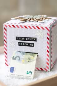 Übrigens, falls du nicht selber drucken und ausschneiden magst: Diy Geld Druck Maschine Geld Geschenk Fur Weihnachten Oder Geburtstag Trytrytry