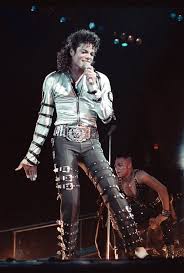 Les costumes de Michael Jackson montrent pourquoi personne ne peut battre le roi de la pop en matière de style Images?q=tbn:ANd9GcRkoVeo6Odhgh0z9HvLVWa4Awl0CwQugRzrFw&usqp=CAU