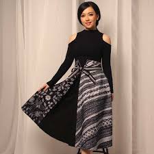 The fitted bodice and flared full skirt are supremely flattering, showcasing an utterly feminine silhouette to full effect with statement detailing! 78 Model Dress Batik Terkini Yang Fashionable 2020 Harga Termurah