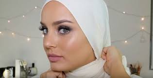 chloe morello in makeup tutorial