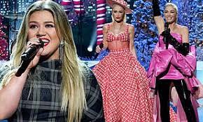 Gwen stefani, who apparently has no qualms violating the cardinal rule of mariah carey to save christmas with a 'magical' holiday special. Gwen Stefani Kelly Clarkson And More Appear During Christmas In Rockefeller Center Special Daily Mail Online