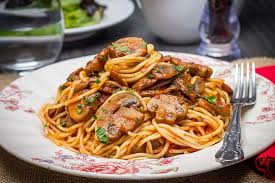 spaghetti with mushroom tomato sauce