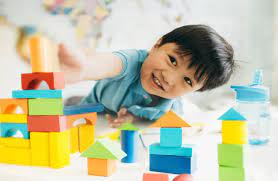 Đồ chơi Montessori cho bé 3 tuổi - VuiUp
