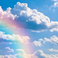雲の背景に生える淡い虹