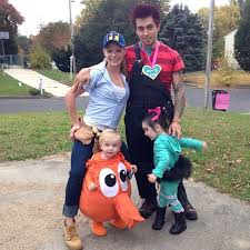 Diy cosplay & halloween ideas. Wreck It Ralph Family 2 Disney Geekery Family Halloween Costumes Disney Family Costumes Family Costumes