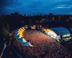 Gambar Castlefield Bowl Summer Concerts in Manchester at night