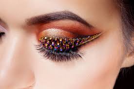amazing bright eye makeup with a arrow