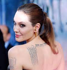 Photos : Angelina Jolie commence à effacer ses tatouages en référence à  Brad Pitt !